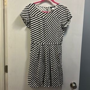 J. Crew Black&White Striped Dress w/Pockets.Crew neck.T shirt style.Rayon Size 2